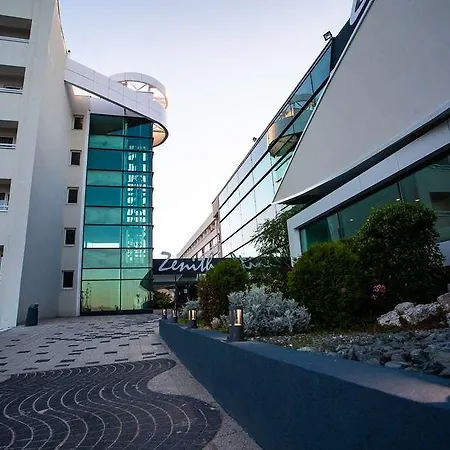 Zenith Hotel Mamaja